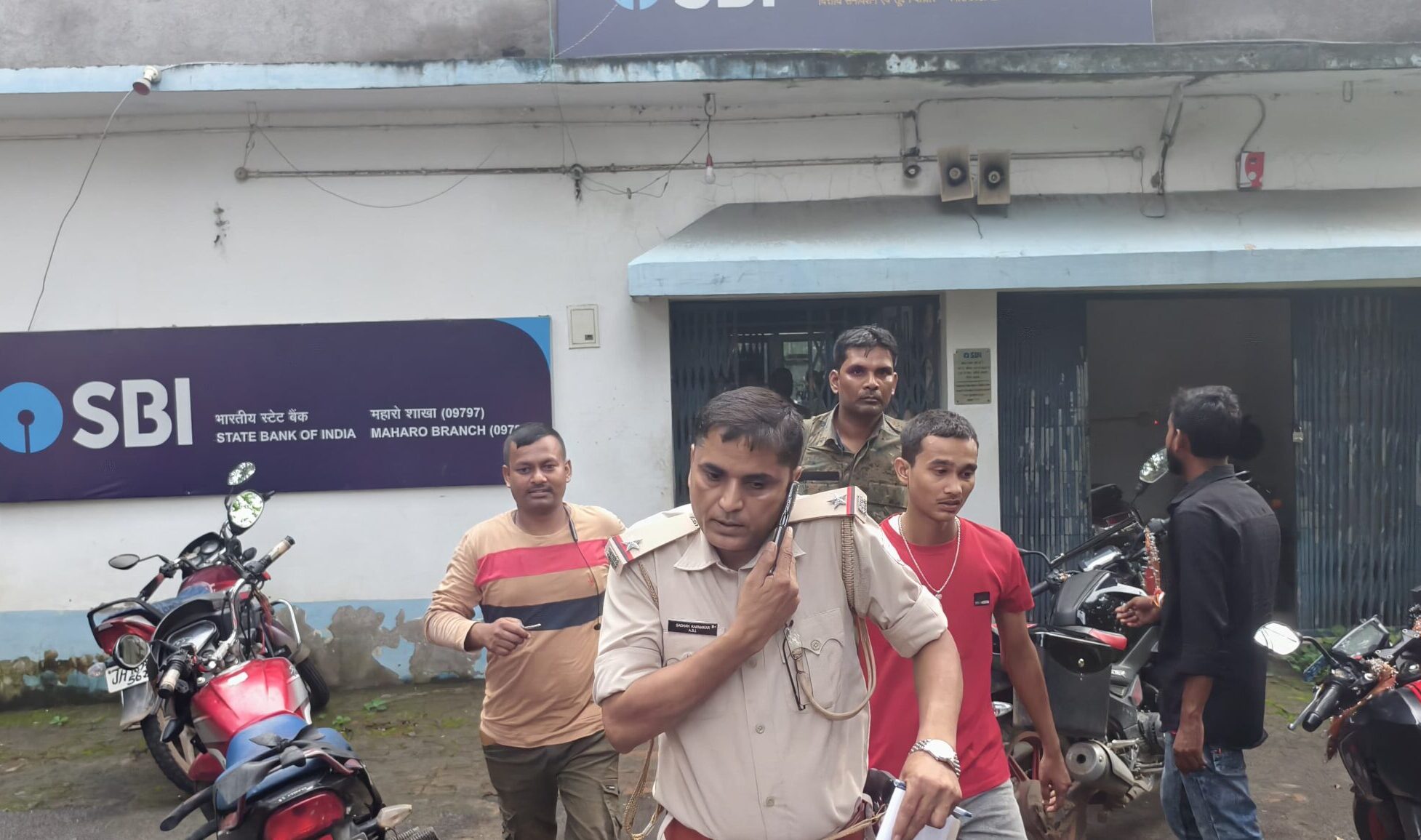 Pakur: In Hiranpur, masked criminals looted 4 lakhs from a CSP employee, incident happened at gunpoint