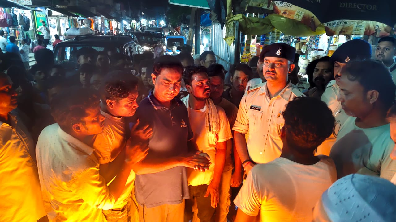 Sahibganj: Chaos in Teenpahar over objectionable post on social media, Muslim community blocks road