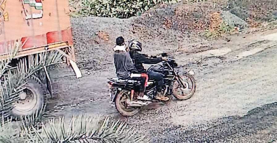 Pakur: In Hiranpur, masked criminals looted 4 lakhs from a CSP employee, incident happened at gunpoint