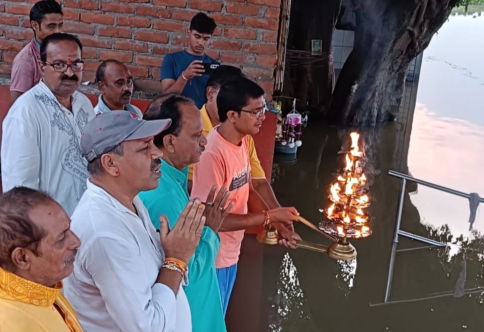 A grand Aarti of Mother Ganga was held in Sahibganj on the occasion of Raksha Bandhan
