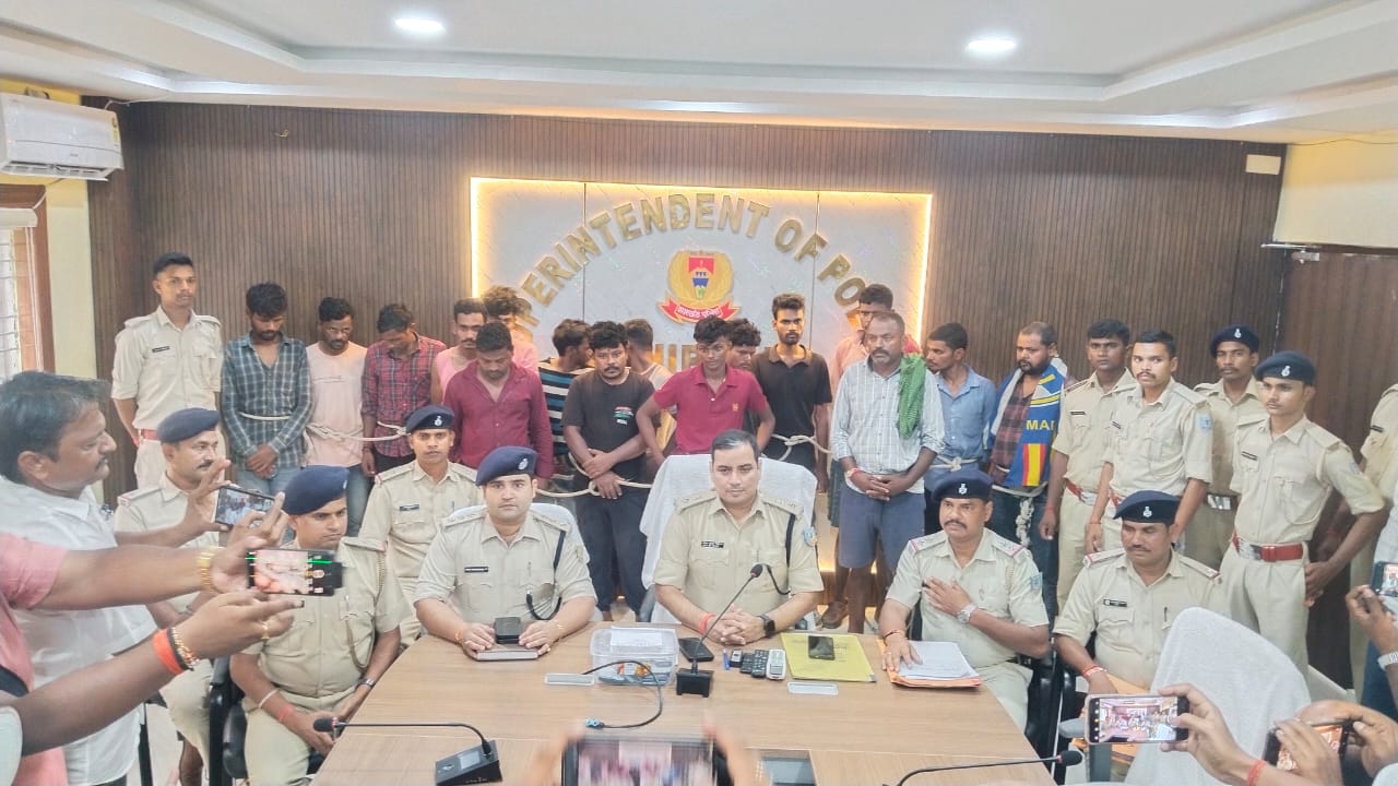 Iron theft gang busted in Sahibganj, 16 members arrested red handed, 3 vehicles seized