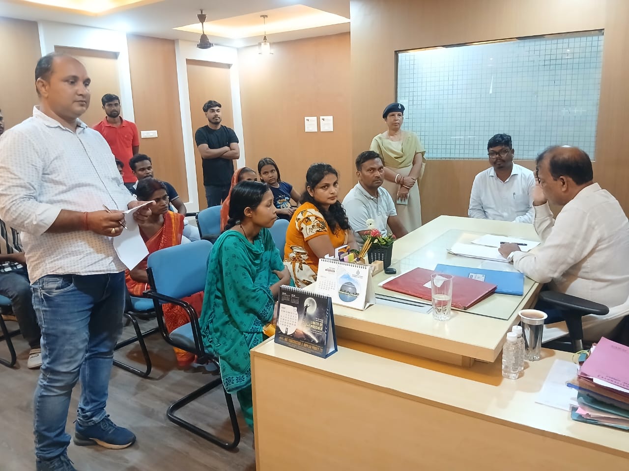 Pakur: Problems of common people were raised in public darbar, Additional Collector ordered the departments to take immediate action