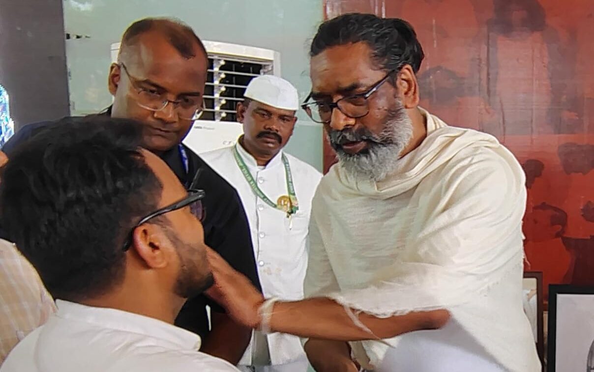 Pakur: Youth leader Afif Amsal reached Nemra and paid tribute to Guruji