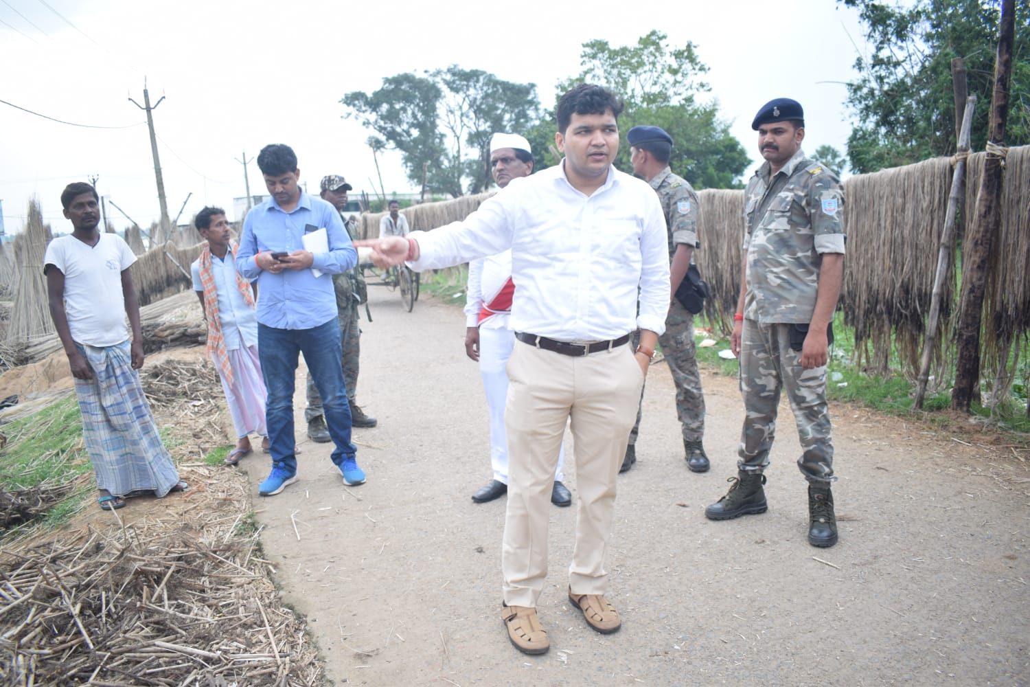 Pakur: DC Manish Kumar took stock of the flood affected areas