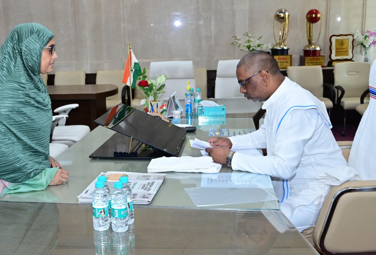 Ranchi: MLA Nisat Alam submitted a memorandum to the Chief Minister regarding the construction of Barharwa-Bengal border road