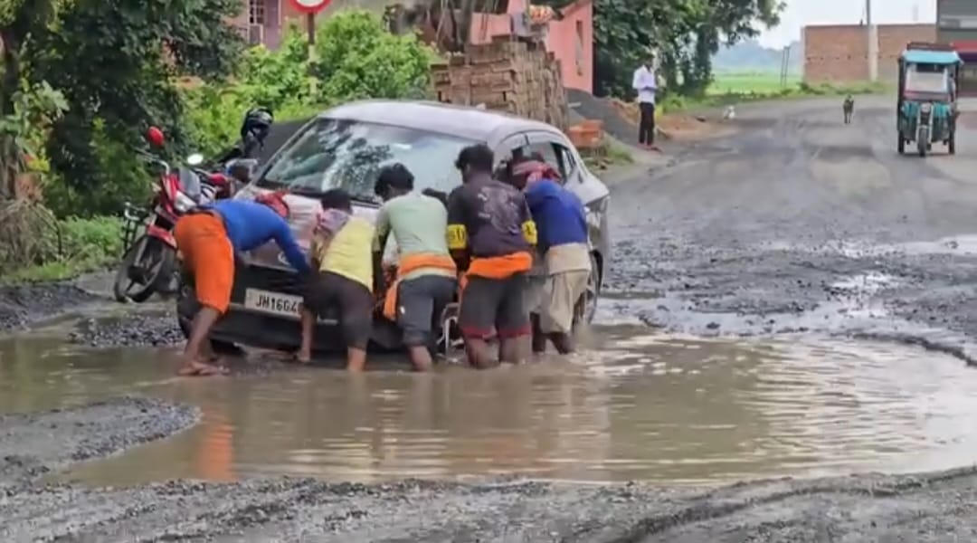 Pakur: धूलियान-मालपहाड़ी बायपास सड़क या स्विमिंग पूल? कार बनी नाव, लोग बने गोताखोर