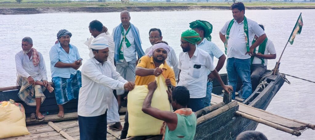Rajmahal MLA provided relief to flood affected families, JMM workers provided help to more than 300 families
