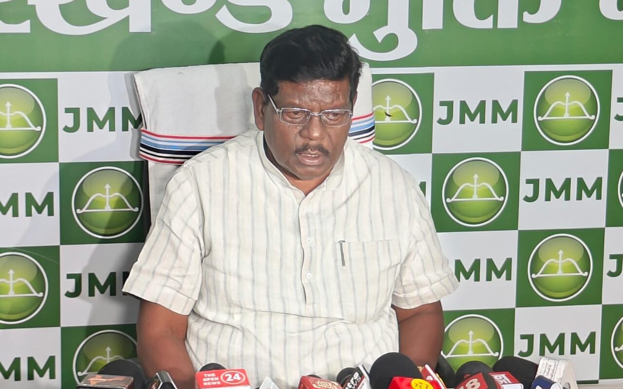 Ranchi: JMM spokesperson Hemlal Murmu held a press conference on the Surya Hansda case