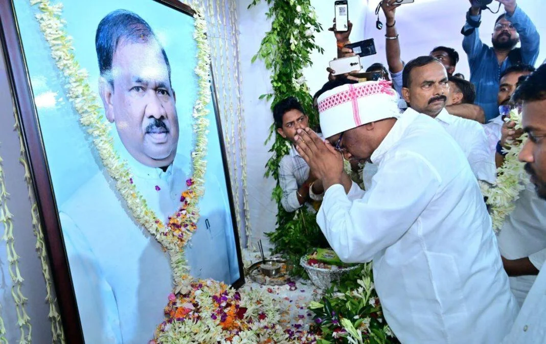 Jamshedpur: Chief Minister Hemant Soren paid tribute to late Ramdas Soren, met his family members