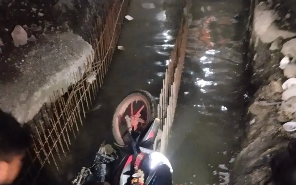 Sahibganj: A bike rider fell into an incomplete bridge; said, "It is because of mother's Jitiya festival that I survived"