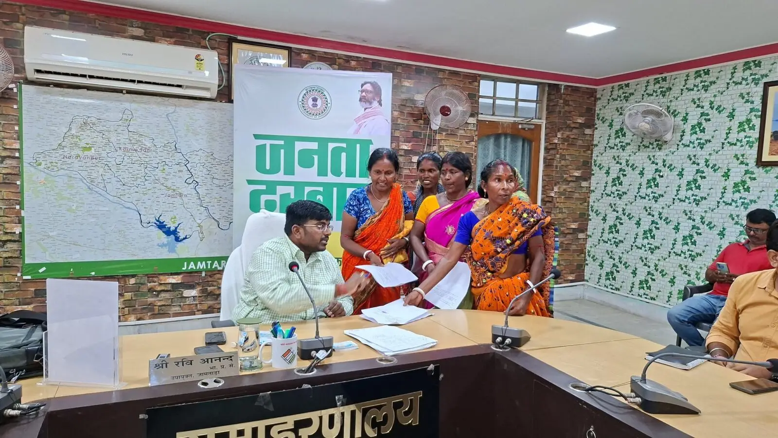 Jamtara Deputy Commissioner held a public hearing, heard the problems of 85 complainants