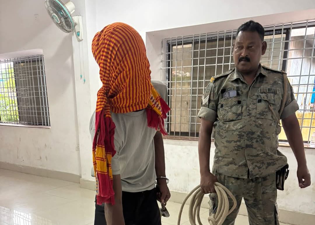 Pakur: City police station arrested a youth with 17 bottles of country liquor