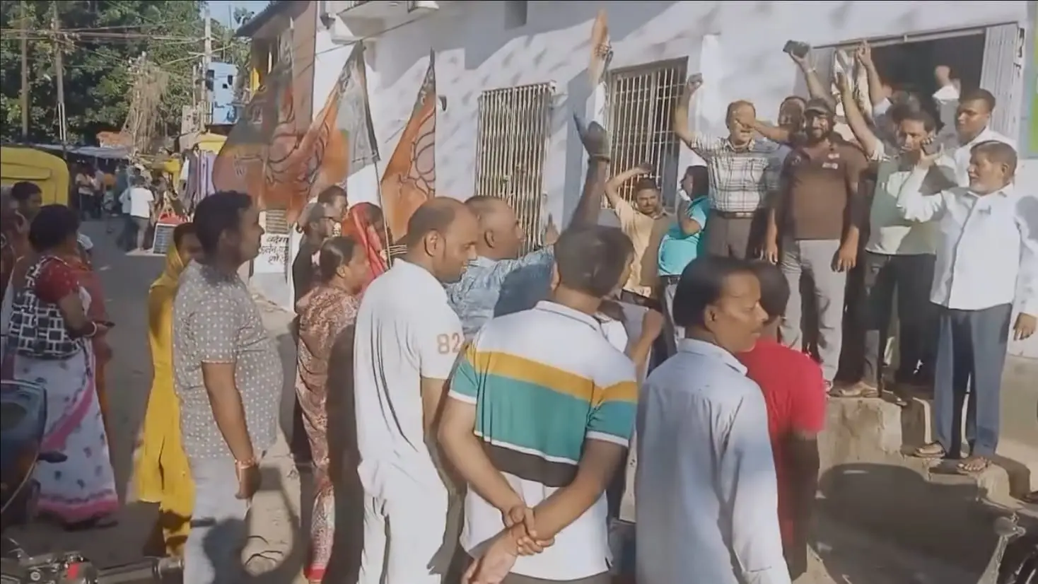 Sahibganj: BJP's high voltage drama outside Congress office, Congress workers protested strongly