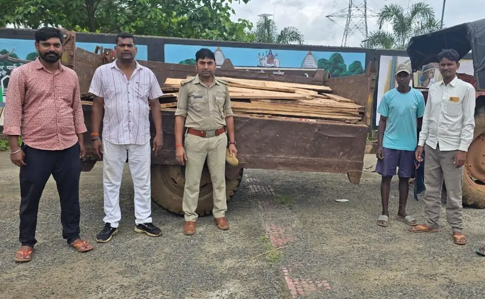 Forest department took a big action in Sahibganj, tractor seized along with 110 pieces of Silpat wood