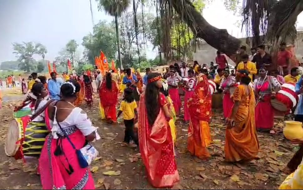 Pakur: Sharadiya Navratri begins with a grand Kalash Yatra in Hiranpur, devotees dance to the beats of women drummers.