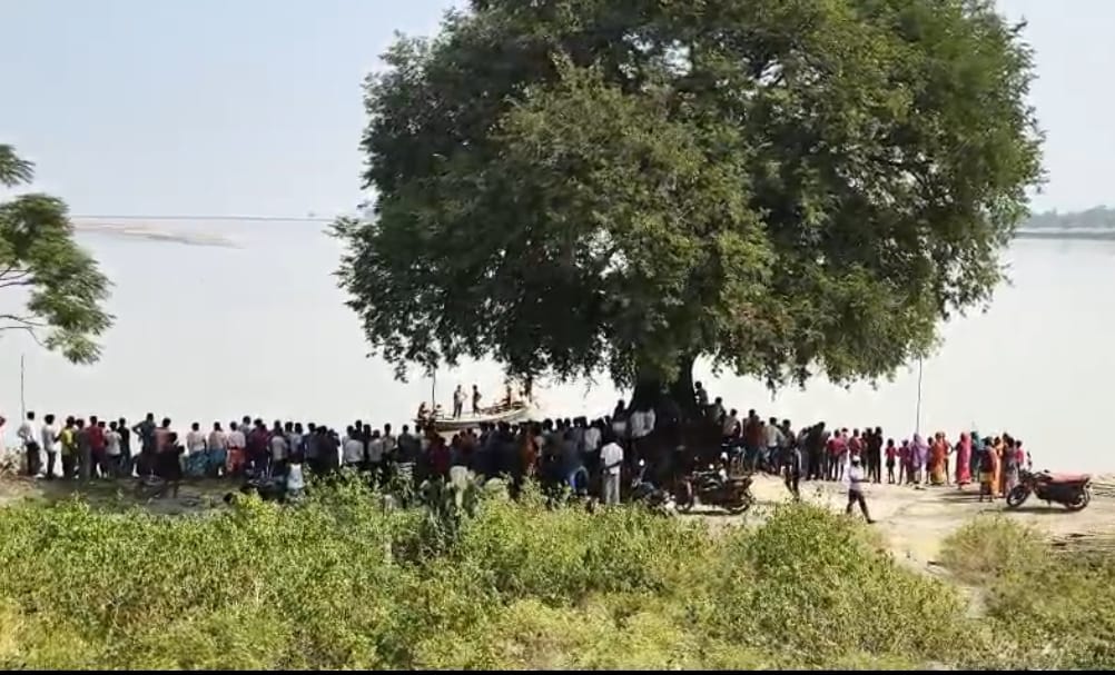 Sahibganj: Bodies of two teenagers who drowned in the Ganga were found and buried at Banscola Ghat.