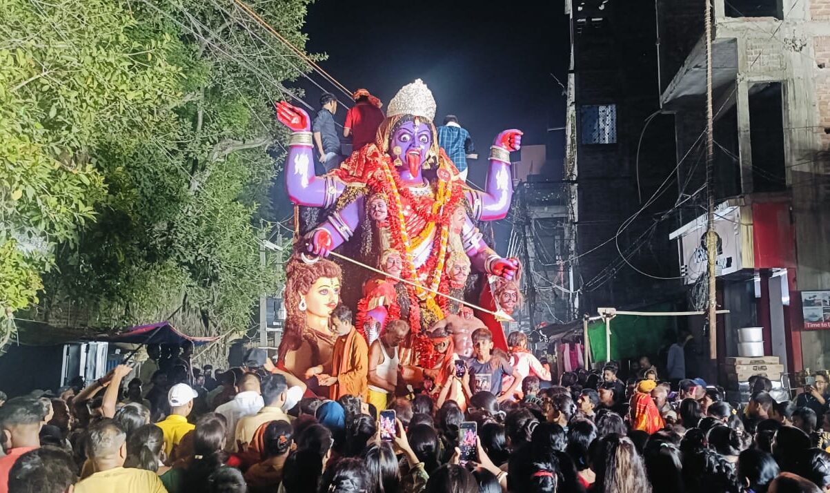 A huge crowd of devotees gathered for the Bam Kali immersion procession in Sahibganj.