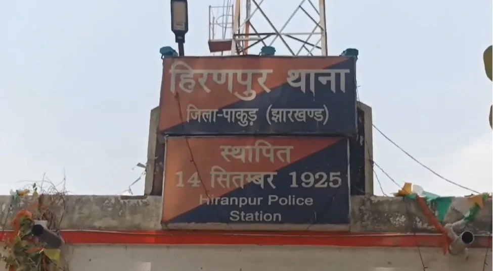 Pakur: ASI tied to a tree and brutally beaten, uniform torn, two accused arrested