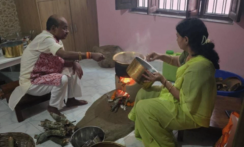 Sahibganj: JMM Central Secretary and spokesperson Pankaj Mishra performed Kharna puja with his family.