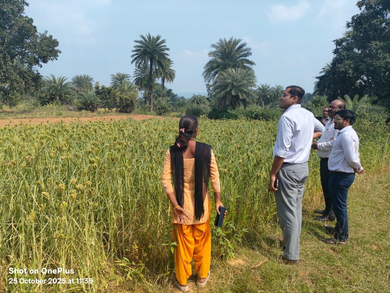 Dumka: Inspection of livelihood activities of women in Kathikund block, emphasis on becoming self-reliant