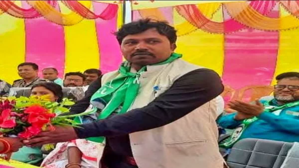 The main accused in the murder of JMM block president Munna Sinha has been arrested. The murder was over a land dispute.