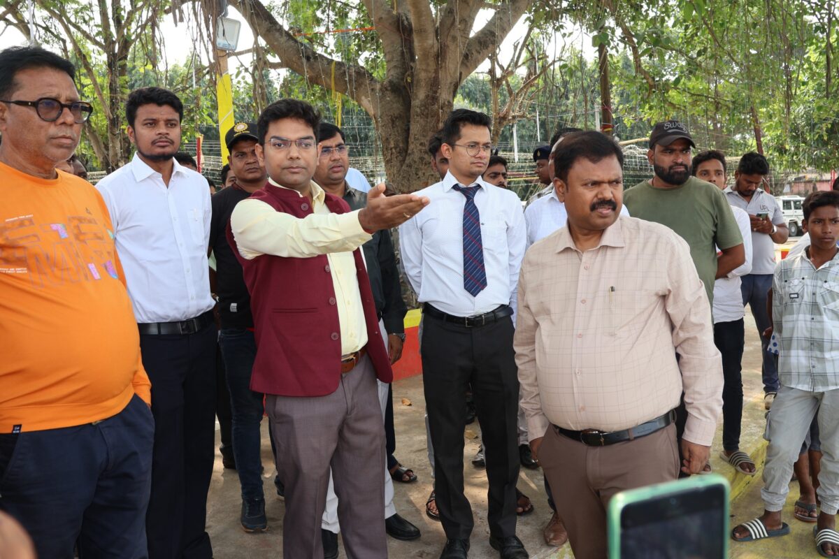 Dumka: Deputy Commissioner inspected Chhath Ghats for the Chhath festival, emphasising on security and cleanliness.