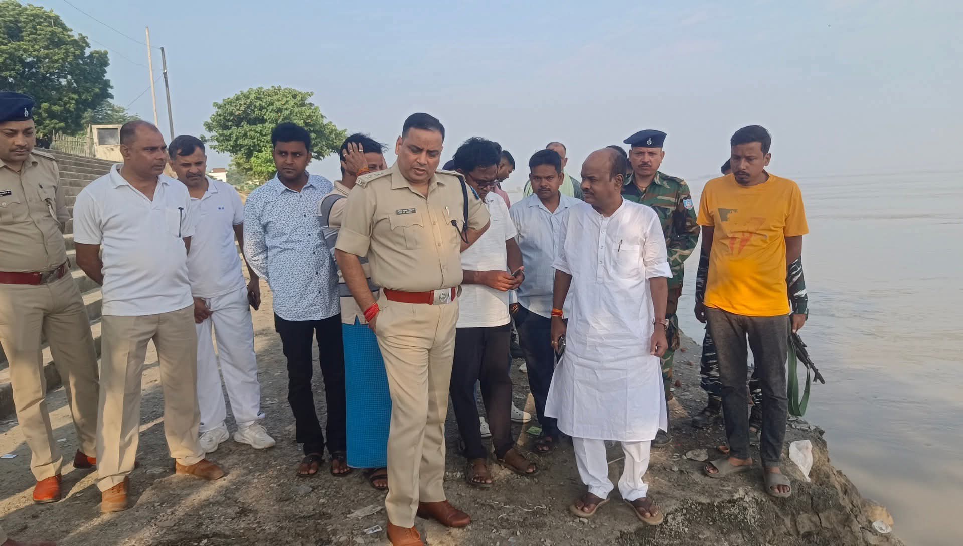 Sahibganj: JMM Central Secretary Pankaj Mishra inspected the Ganga Ghats along with the district administration regarding the great festival of faith Chhath.