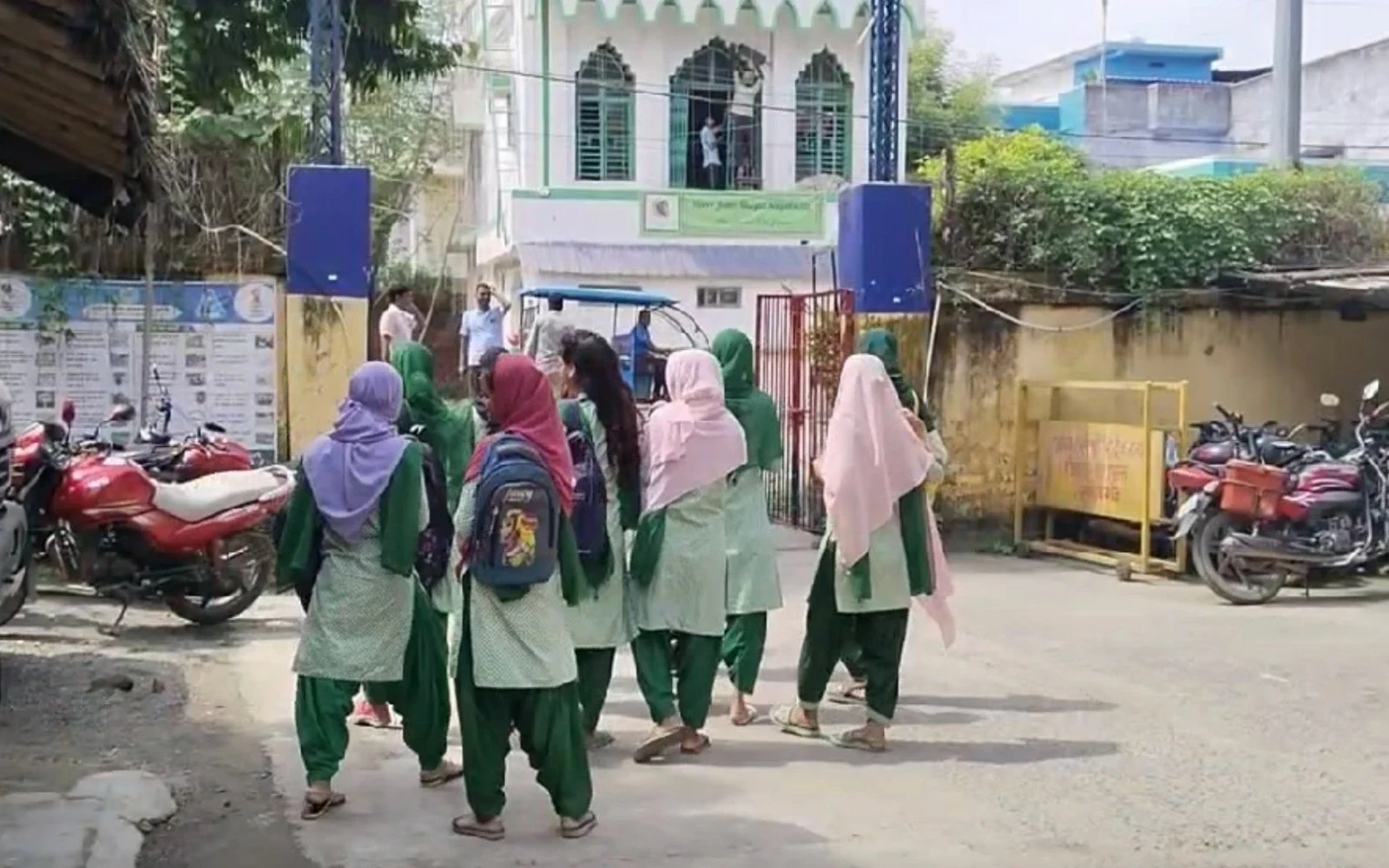 Sahibganj: Attempt to kidnap a minor girl going to school, villagers rescue her