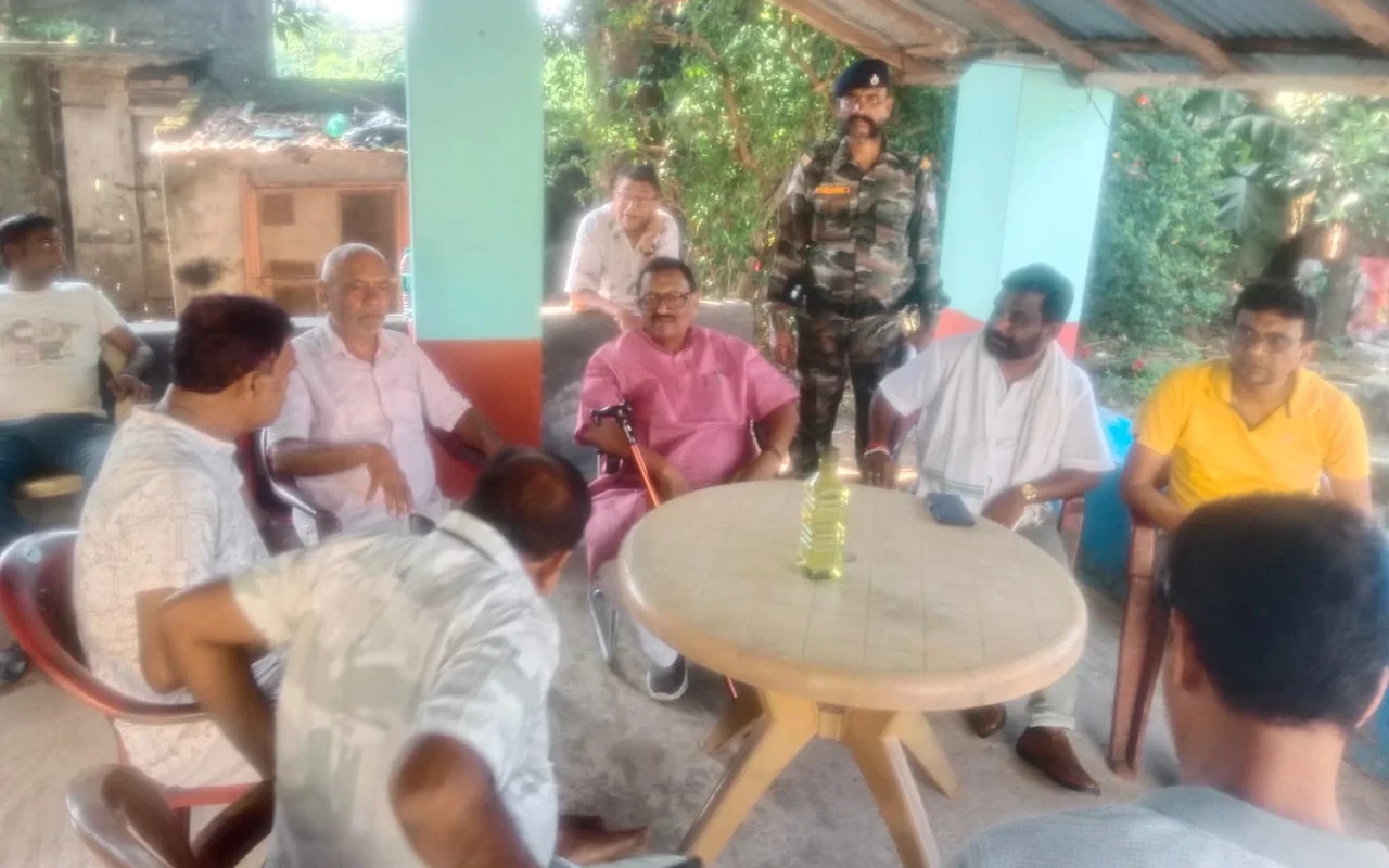 Dumka MP Nalin Soren met the bereaved family of the deceased JMM worker.