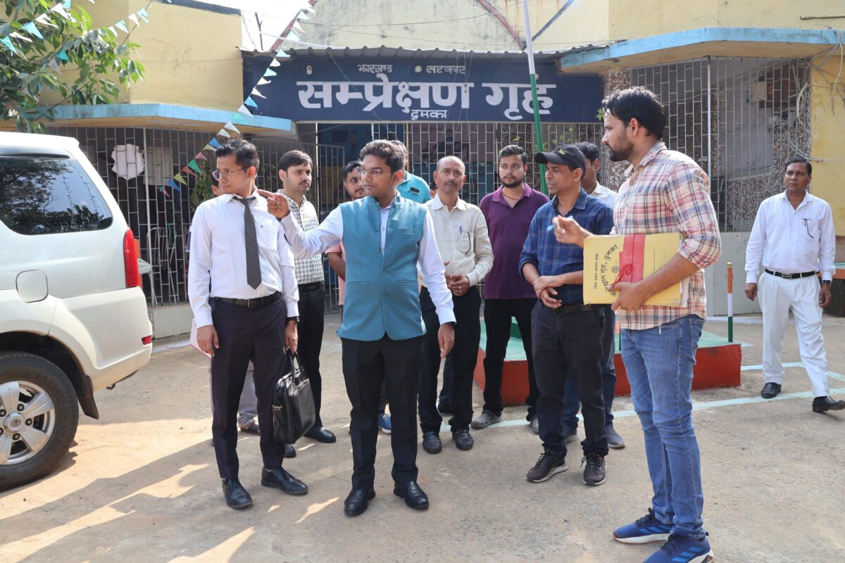 Dumka: DC Abhijit Sinha inspected the communication home, old age home and deaf and dumb school.