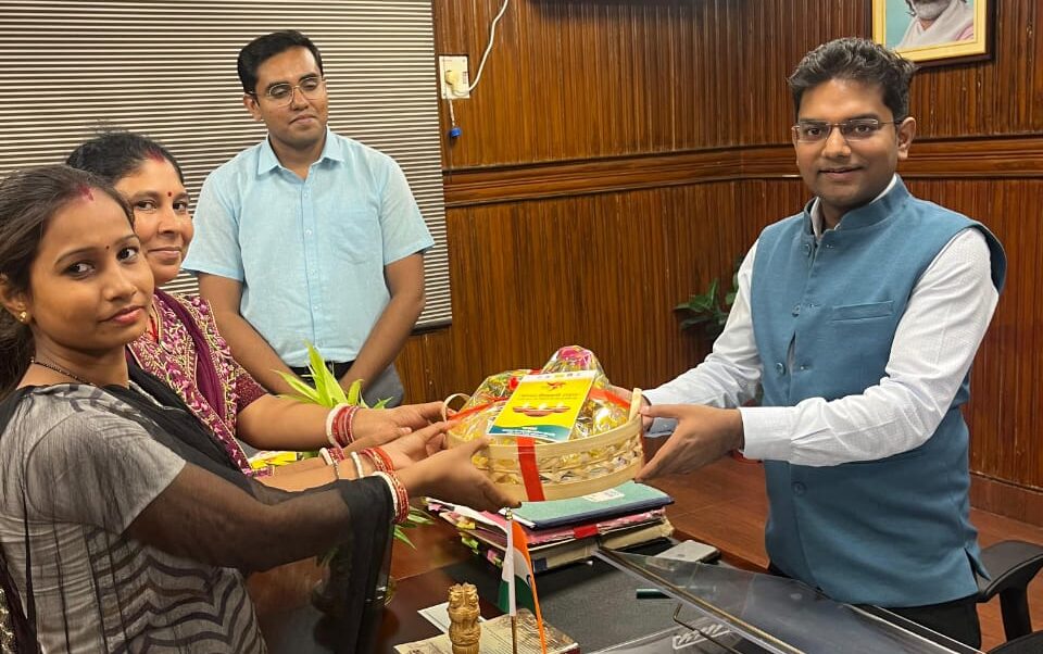 Dumka में JSLPS की दीदियों ने उपायुक्त एवं उपविकास आयुक्त को दी दीवाली उपहार भेंट