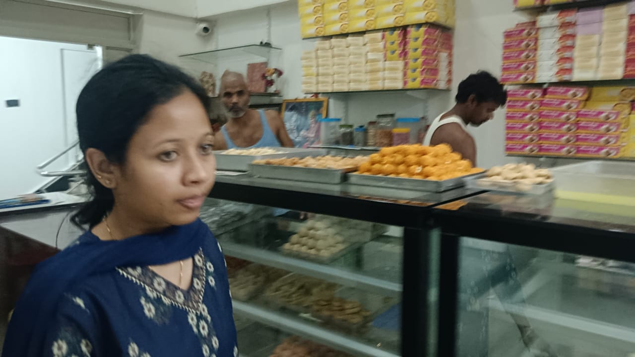 पर्व-त्योहार पर मिलावट पर नकेल, खाद्य विभाग की टीम ने Dumka में कई मिठाई दुकानों पर मारा छापा