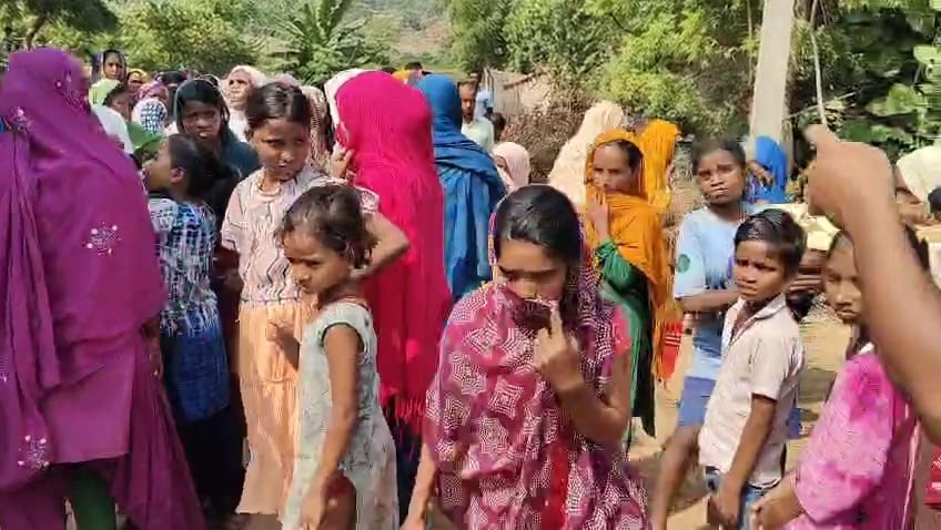 A 65-year-old woman was strangled to death in Godda; she lived alone with her 4-year-old granddaughter.