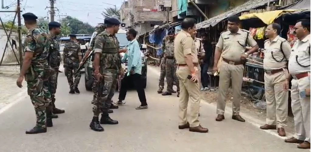 Sahibganj: Accused Qasim Umar, who posted inflammatory posts on the Durga Puja immersion procession, surrenders in court.
