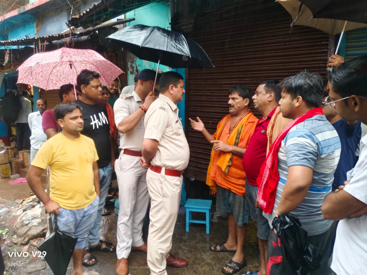 Sahibganj: A massive theft took place at a jewellery shop in the main market of Teenpahar. The thieves fled with jewellery and cash worth lakhs.