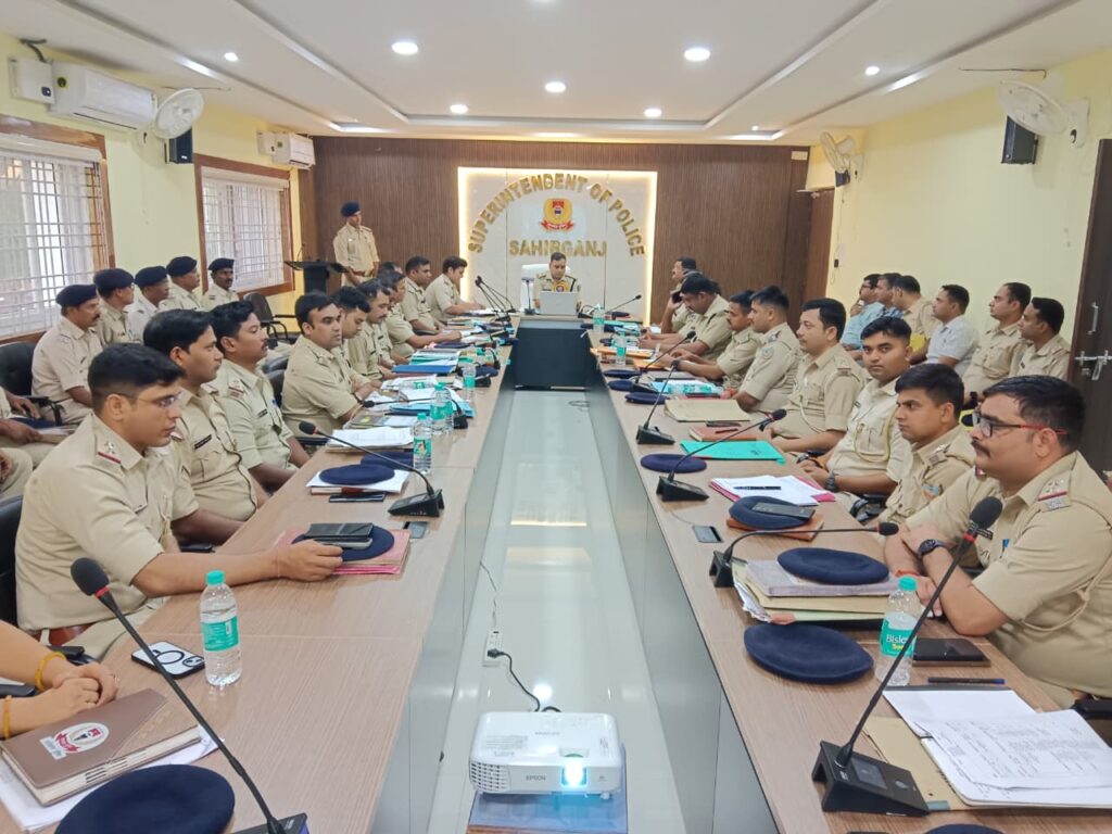 Sahibganj: SP Amit Kumar Singh issued strict instructions at a crime control meeting, demanding that police exercise vigilance at all costs.