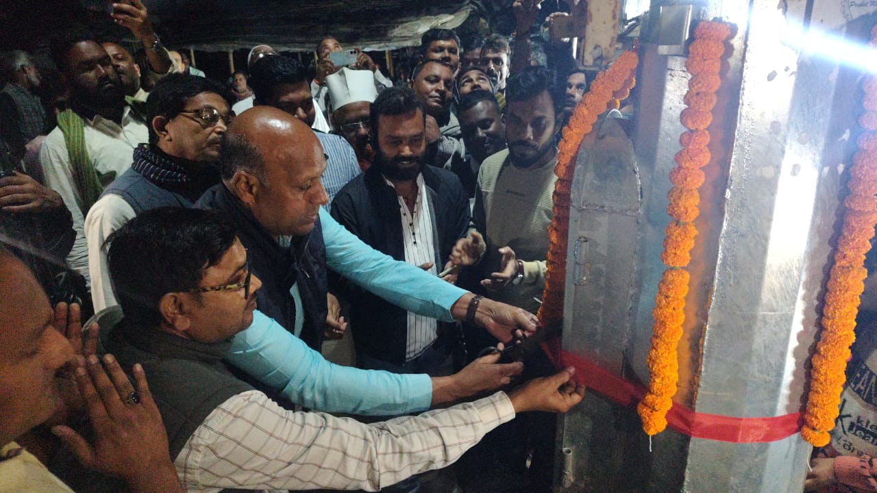 Sahibganj: MLA illuminates Rajmahal, inaugurates 80 solar high mast lights