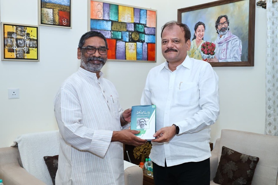 Ranchi: Book "Baba-e-Jharkhand" presented to the Chief Minister
