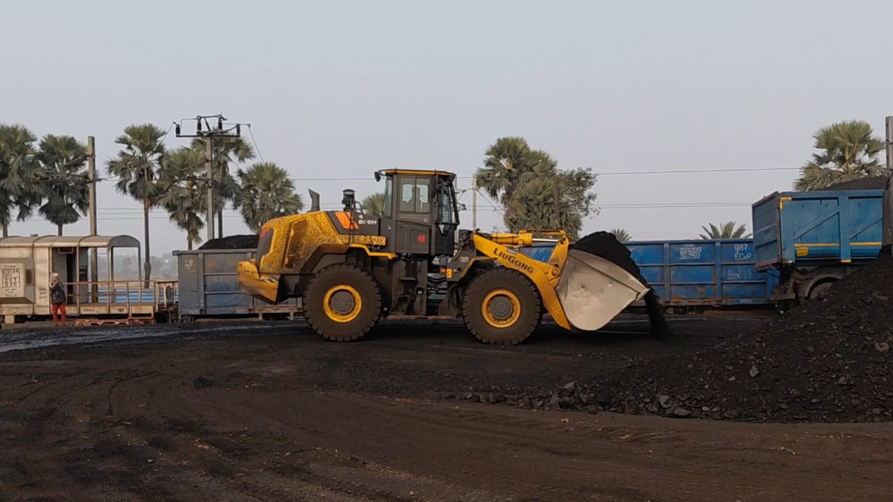 Pakur: Is DBL company being given a free hand to spread pollution? The district administration, pollution control department, and railways are all in a deep slumber.