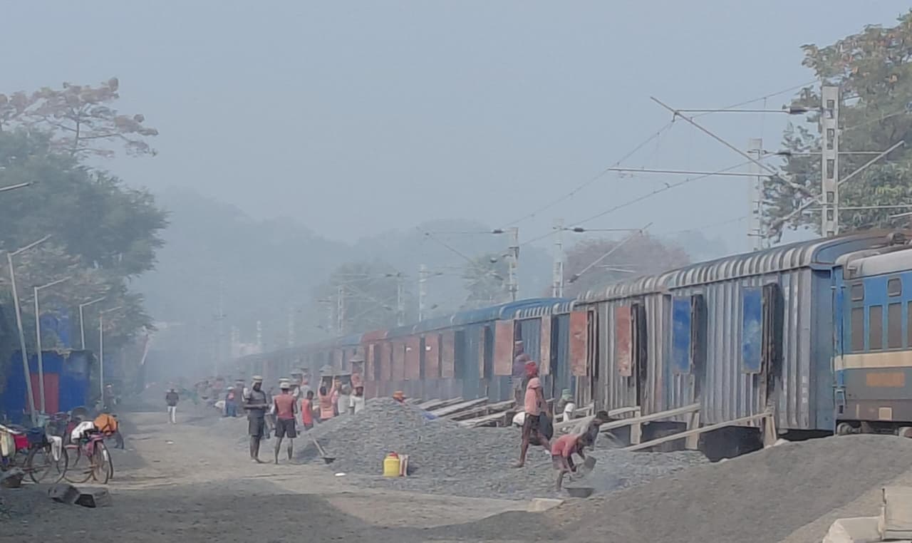 Sahibganj: The railway's earnings will be hit hard by the ROB (Road Over Bridge) protest; a daily loss of over Rs. 2 crore is expected due to the disruption of rake loading.