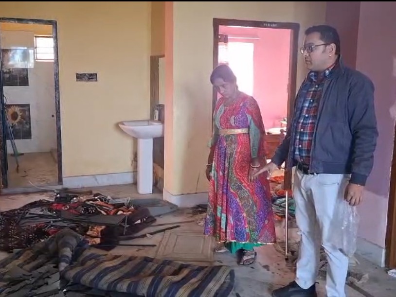 Pakur: A major theft occurred at the vacant residence of the Civil Surgeon; thieves even stole the taps and wiring.