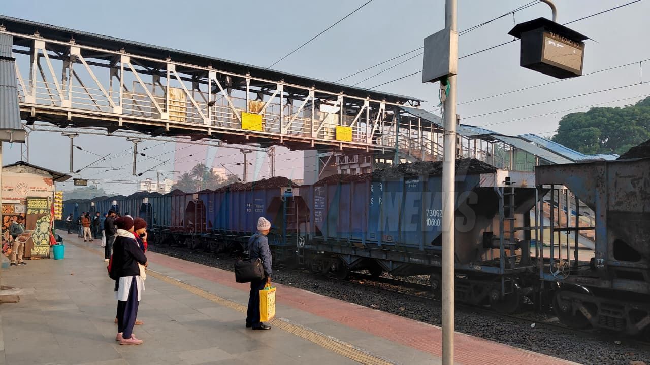 Pakur: Negligence of rules in coal transportation in the Howrah railway division, increasing dust pollution in populated areas poses a serious threat.