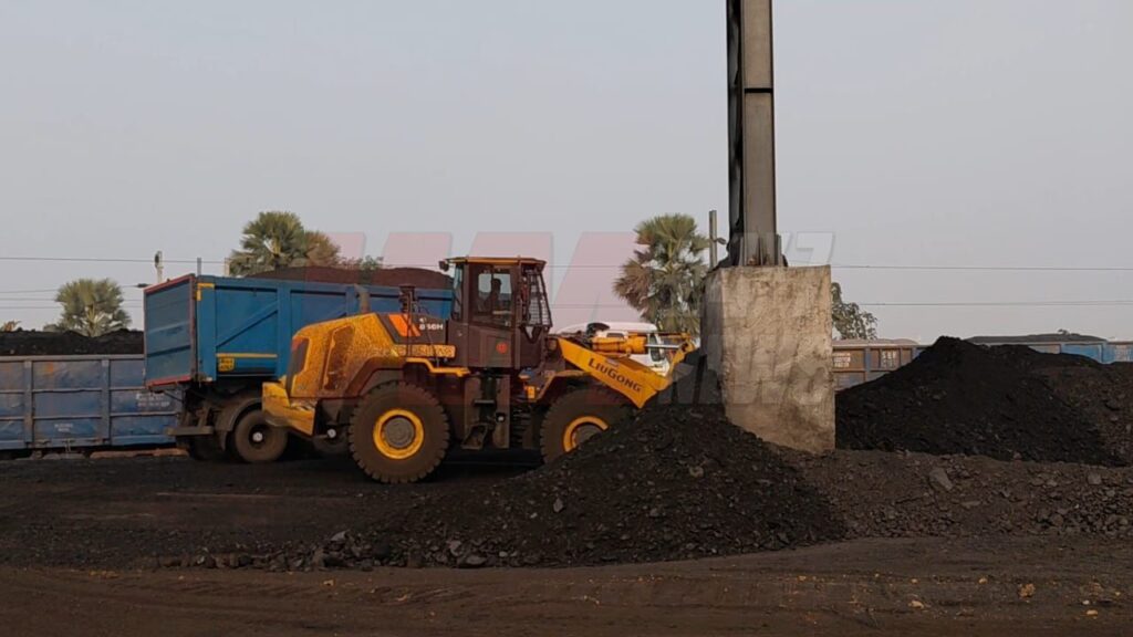 In Pakur, DBL company is openly flouting NGT and pollution regulations in coal rake loading operations.