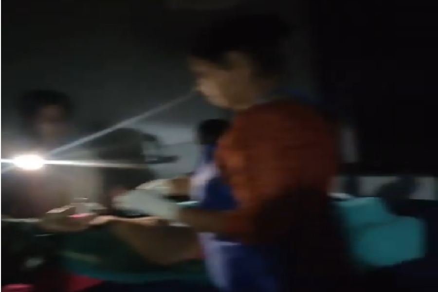 Hazaribagh: In the very place whose coal is lighting up the country, the hospitals are in darkness; surgery was performed using the light of a mobile phone flashlight.