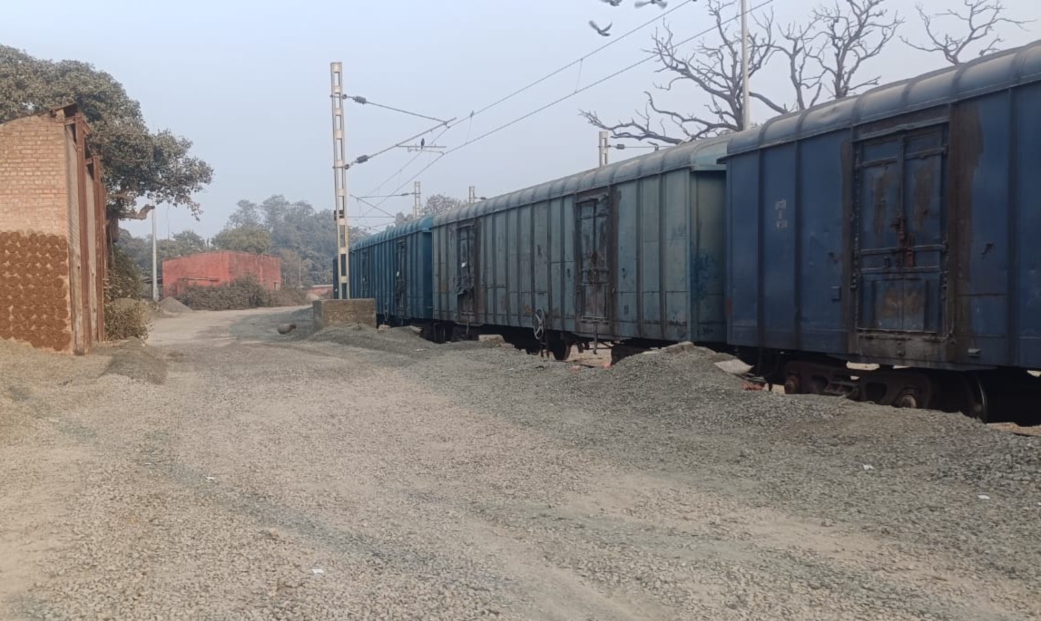 Rail blockade deals a major blow to railways: Stone loading halted in Sahibganj-Pakur, resulting in daily losses of crores of rupees.