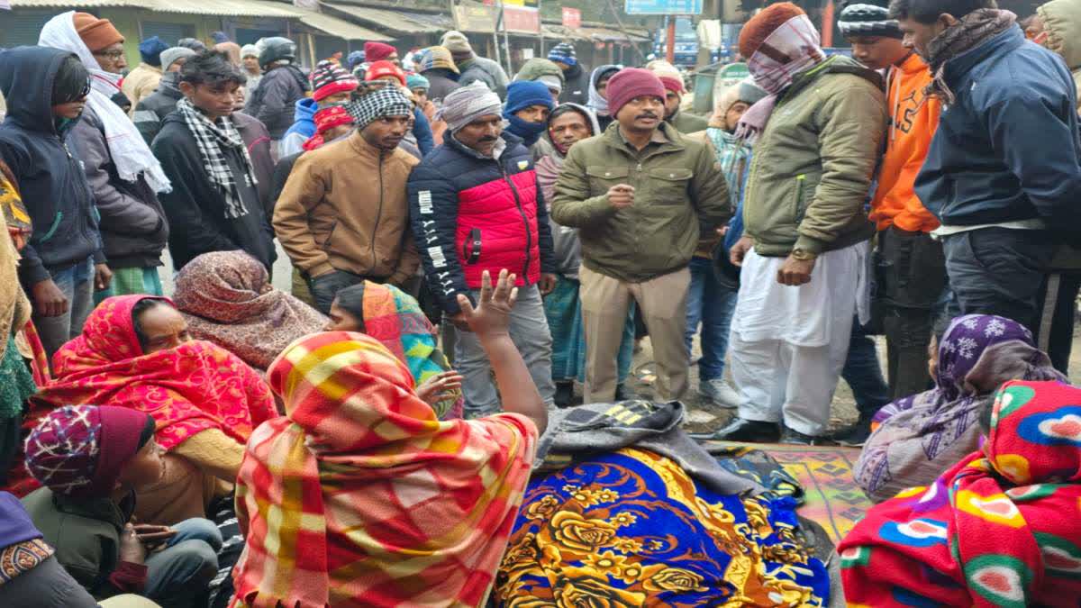 In Dumka, an e-rickshaw driver was murdered in broad daylight; enraged villagers blocked NH-114A.