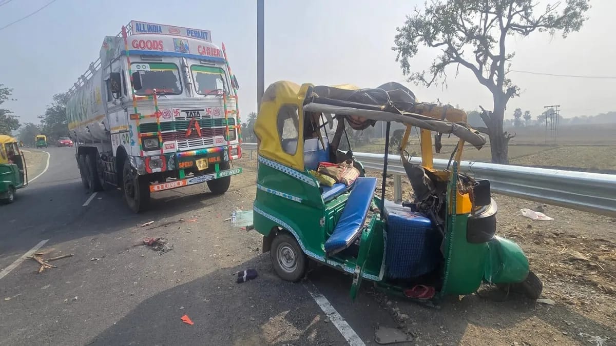Sahibganj: A tragic road accident occurred on the Barhet-Barharwa main road, resulting in the death of three people after an auto-rickshaw and an oil tanker collided.
