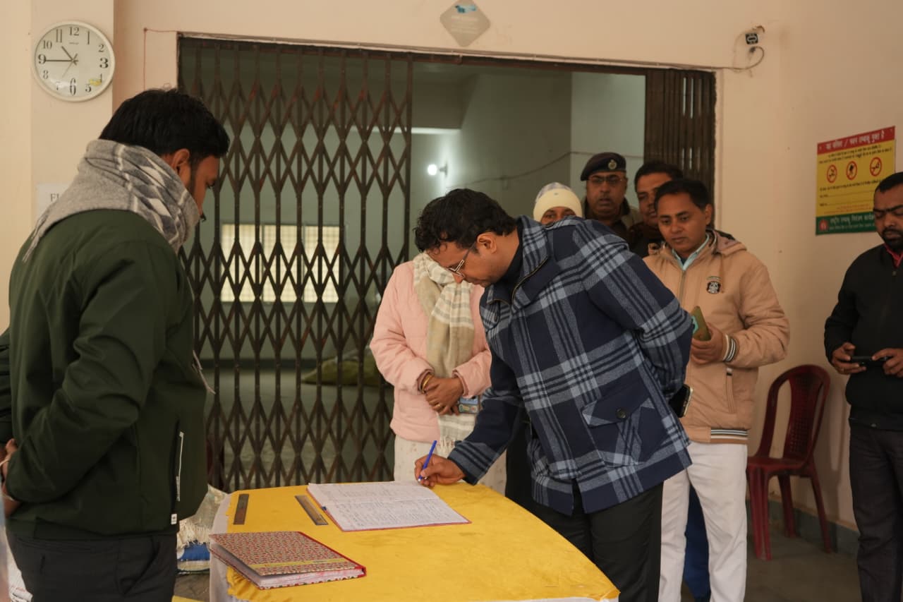 Sahibganj: The Deputy Commissioner is keeping a close watch on the security of the EVM warehouse and has issued strict instructions during the monthly inspection.