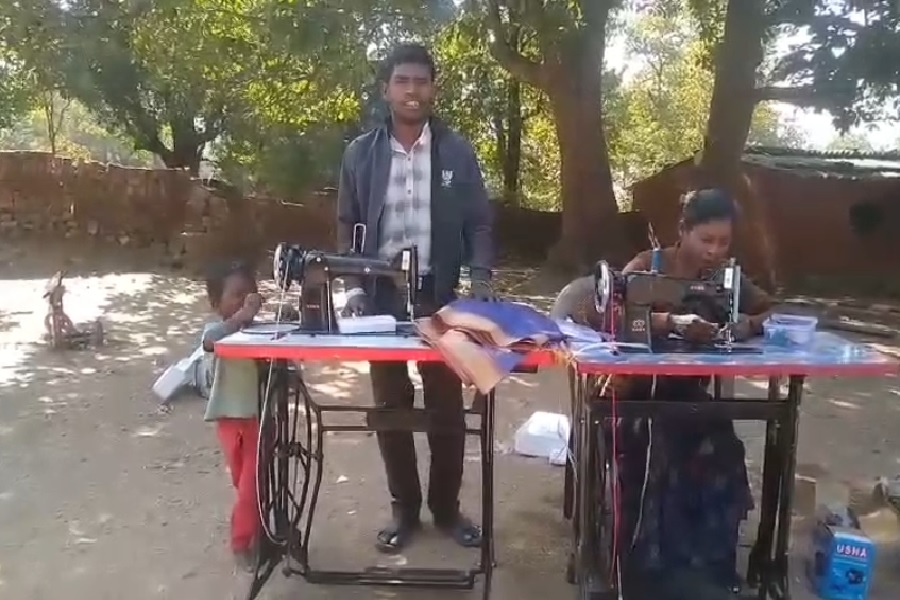 Sindega: मंईयाँ सम्मान की राशि से खरीदी सिलाई मशीन बनी मीली सोरेंग की नई पहचान