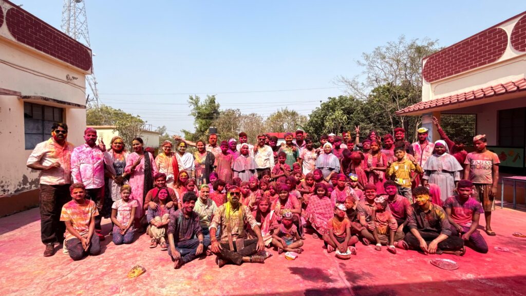 Sahibganj: Celebrating the festival of colours with differently-abled children, the school campus was filled with joy in the Holi gathering.